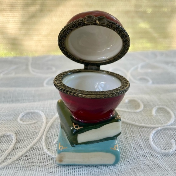 Vintage Hand Painted Apple on Books Mini Trinket & Pill box. Perfect for Teacher - Picture 2 of 8
